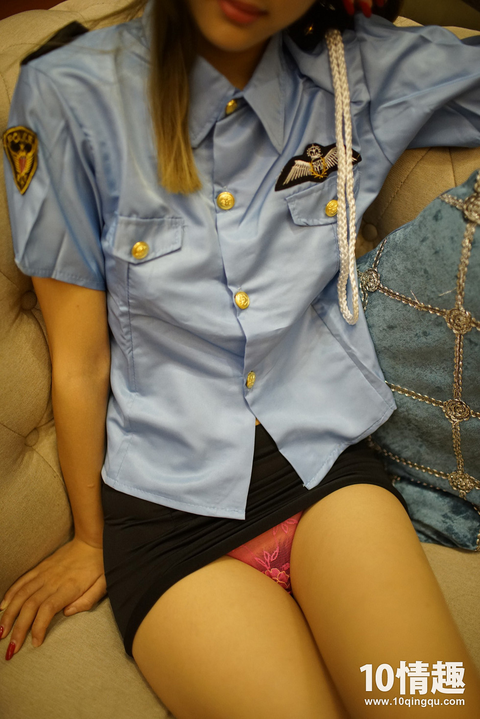 [ROSI写真]口罩系列NO.092_制服妹子居家撩黑裙秀红色丁字裤火辣翘臀诱惑写真45P