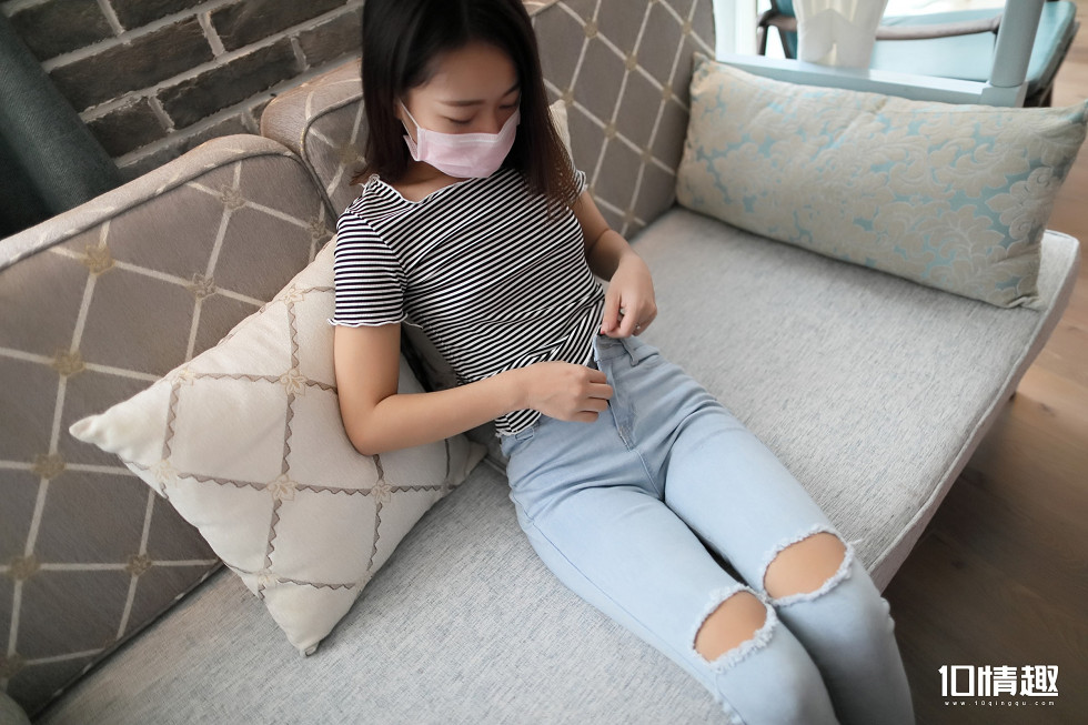 [ROSI写真]口罩系列NO.458_苗条身材妹子脱牛仔裤半脱红色内裤秀翘臀屁沟诱惑写真47P