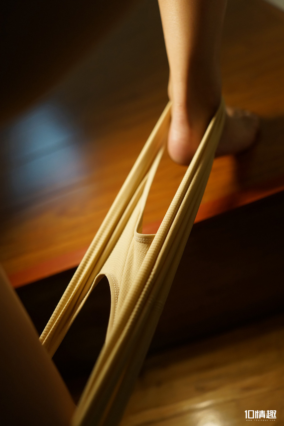 [ROSI写真]口罩系列NO.545_黑色吊带衫美女居家性感内裤半脱撩人姿势诱惑写真54P